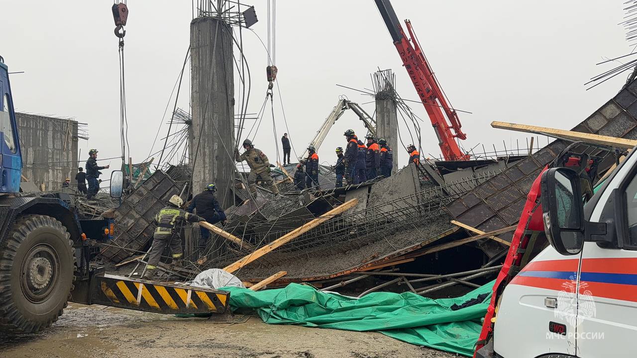 Спасатели МЧС России ликвидируют последствия обрушения строящегося здания в Южно-Сахалинске Спасатели МЧС России ликвидируют последствия обрушения строящегося здания в Южно-Сахалинске