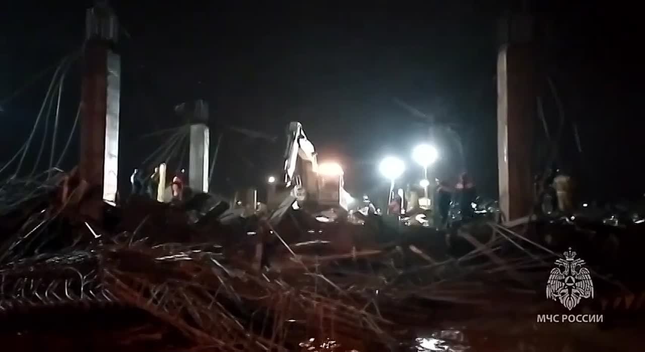 Тело третьего погибшего извлекли спасатели из-под завалов обрушившегося здания в Южно-Сахалинске