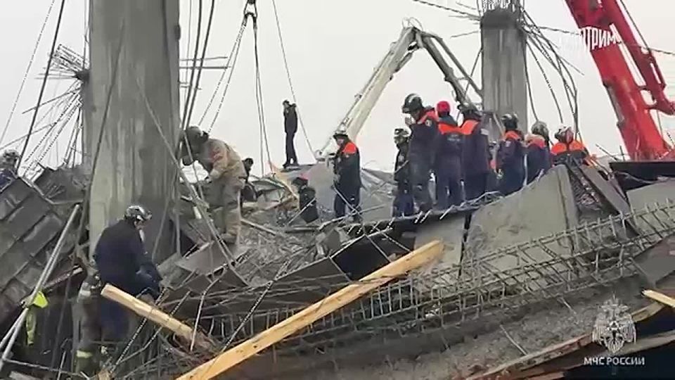 МЧС опубликовало кадры с места обрушения строительного объекта в Южно-Сахалинске