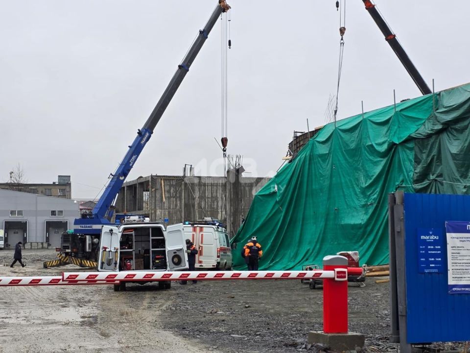 Появились первые кадры с места обрушения ангара в Южно-Сахалинске