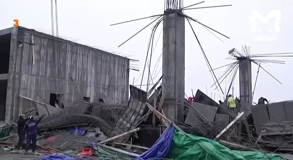 Рабочих под завалами рухнувшего ангара в Южно-Сахалинске ищут уже четыре часа