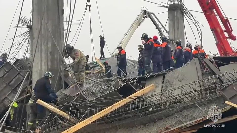 Три человека погибли в ЮжноСахалинске при обрушении строящегося ангара