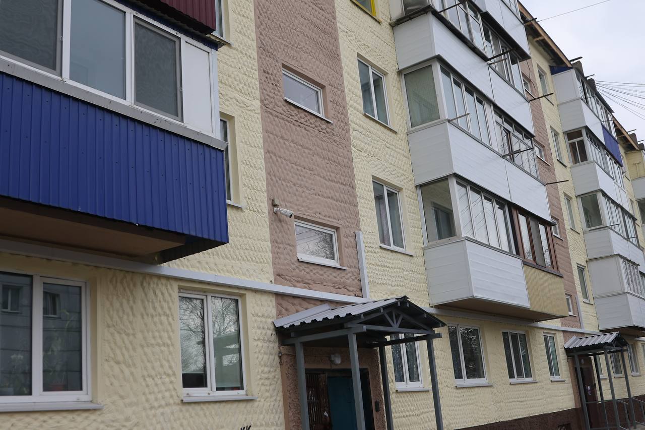 Дом на ул. Поповича в Южно-Сахалинске войдёт в зиму с утепленным фасадом