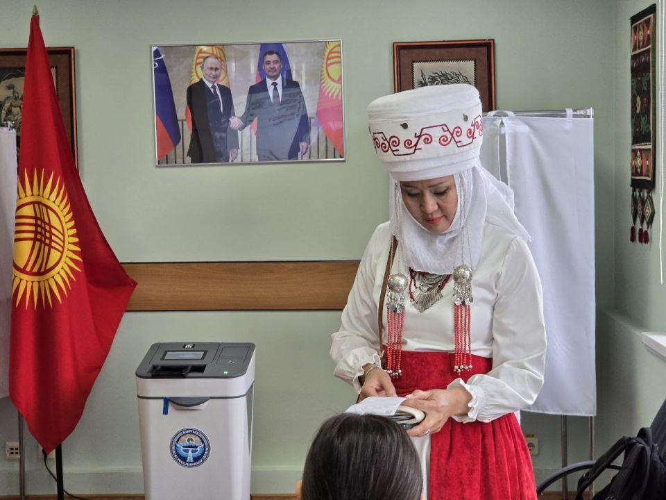 Праздничная атмосфера на избирательном участке в Южно-Сахалинске на досрочных выборах депутатов Жогорку Кенеша Киргизской Республики помогает избирателям активнее реализовывать свое право Праздничная атмосфера на избирательном участке в Южно-Сахалинске на досрочных выборах депутатов Жогорку Кенеша Киргизской Республики помогает избирателям активнее реализовывать свое право