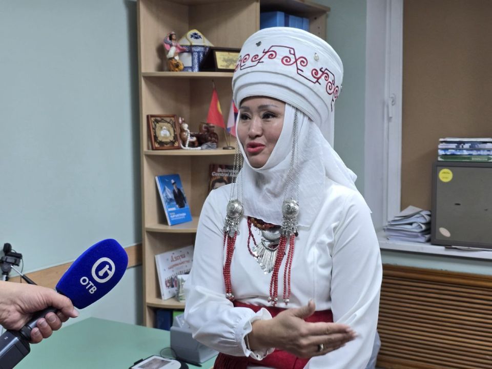 Праздничная атмосфера на избирательном участке в Южно-Сахалинске на досрочных выборах депутатов Жогорку Кенеша Киргизской Республики помогает избирателям активнее реализовывать свое право Праздничная атмосфера на избирательном участке в Южно-Сахалинске на досрочных выборах депутатов Жогорку Кенеша Киргизской Республики помогает избирателям активнее реализовывать свое право