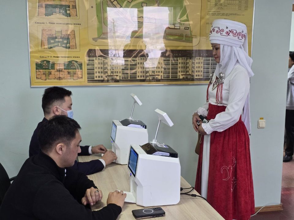 Праздничная атмосфера на избирательном участке в Южно-Сахалинске на досрочных выборах депутатов Жогорку Кенеша Киргизской Республики помогает избирателям активнее реализовывать свое право Праздничная атмосфера на избирательном участке в Южно-Сахалинске на досрочных выборах депутатов Жогорку Кенеша Киргизской Республики помогает избирателям активнее реализовывать свое право