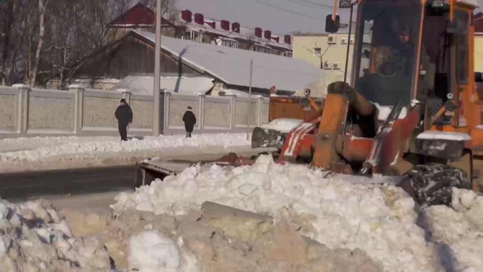 Более 100 единиц техники расчищают улицы Южно-Сахалинска