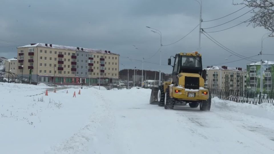 В островных городах началась расчистка после минувшего снегопада