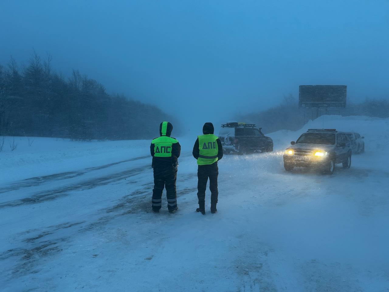 По информации минтранса региона, после метели также возобновлено движение межмуниципальных автобусов по маршруту № 530 Оха — Ноглики
