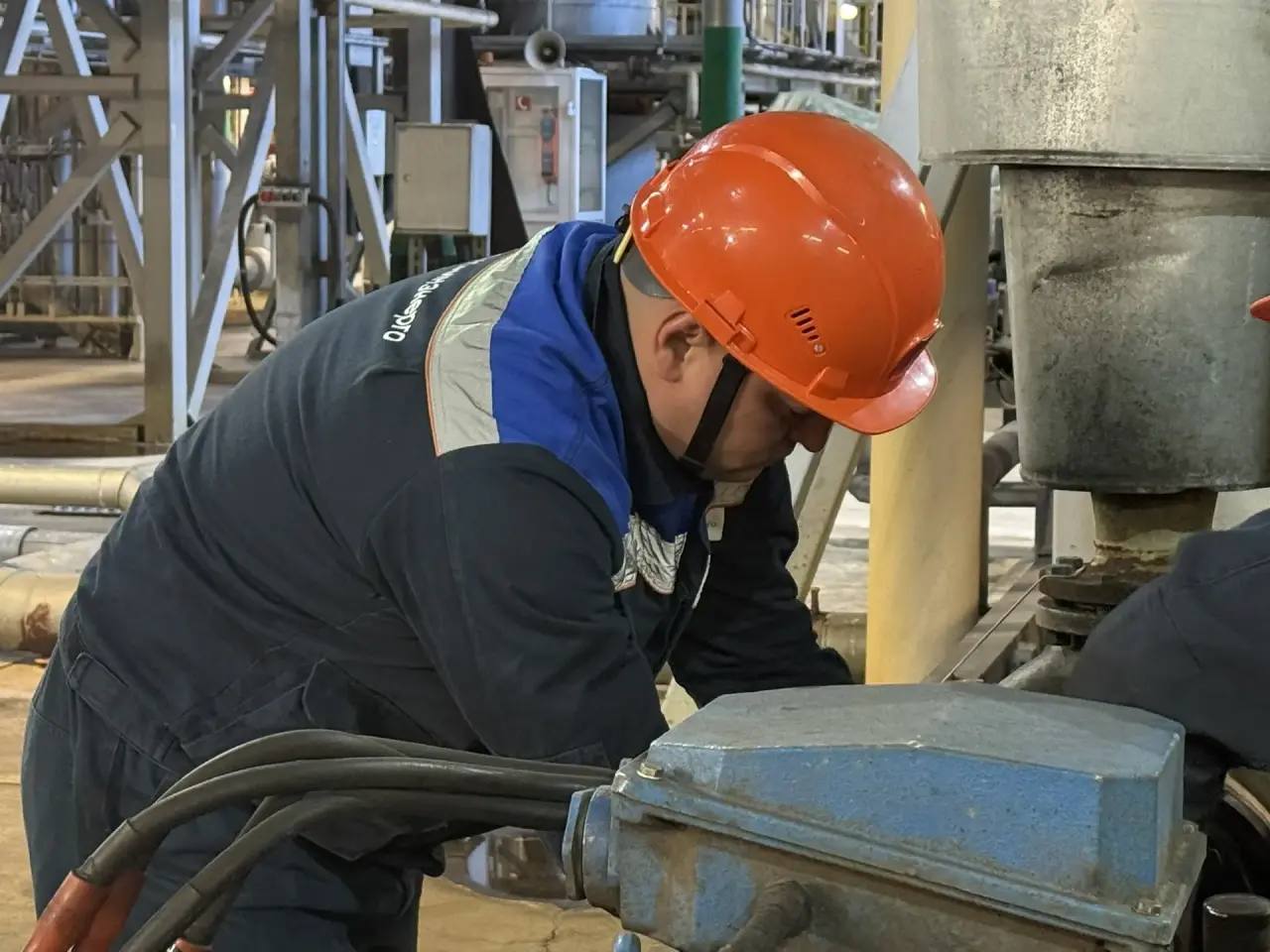 Двухкомнатную квартиру от предприятия выделили бывшему бойцу СВО, который сейчас учится обслуживать турбинное оборудование на ГРЭС-2 Двухкомнатную квартиру от предприятия выделили бывшему бойцу СВО, который сейчас учится обслуживать турбинное оборудование на ГРЭС-2