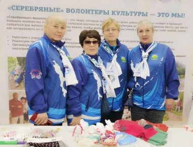 «Серебряные» волонтеры Охи научились плести маскировочные нашлемники, а сами показали, как сделать «охинский оберег»