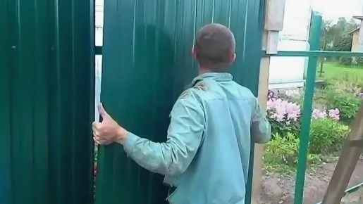 Как самостоятельно установить металлический забор и сэкономить на нем: 8 полезных советов