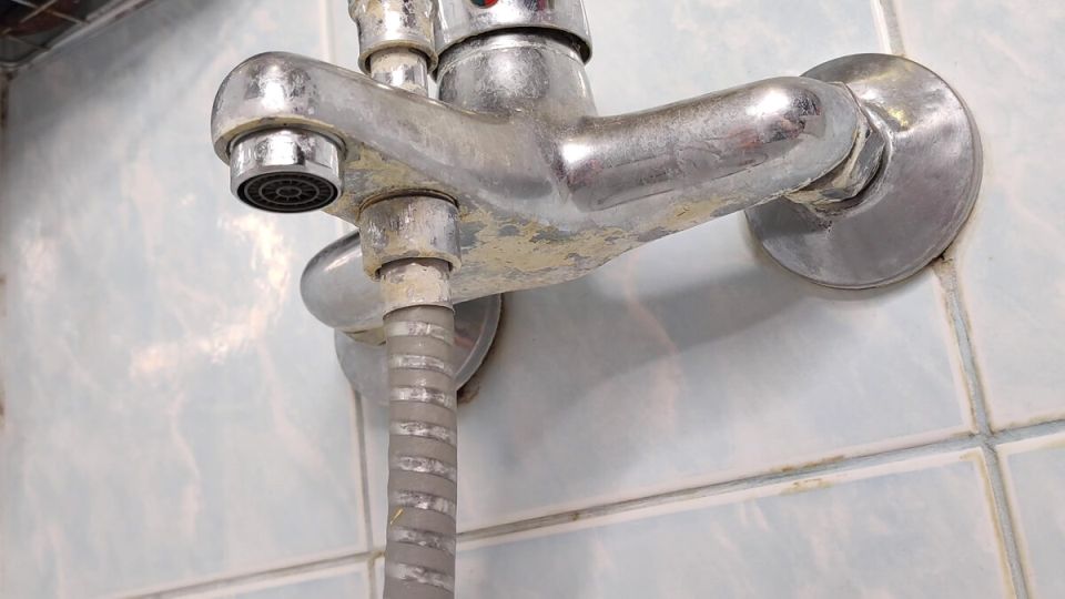 Как вернуть смесителю первозданный блеск: эффективные способы очистки от известкового налета
