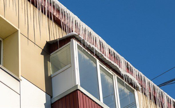 В Южно-Сахалинске проверяют крыши: УК получили первые предписания