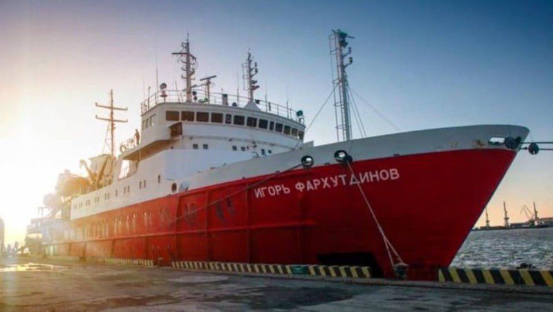 Теплоход «Игорь Фархутдинов» задержится в пути на Кунашир из-за непогоды