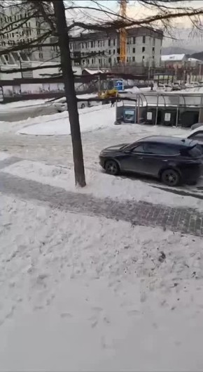 В Южно-Сахалинске школьник вооружился лопатой и расчистил заваленные снегом дорожки