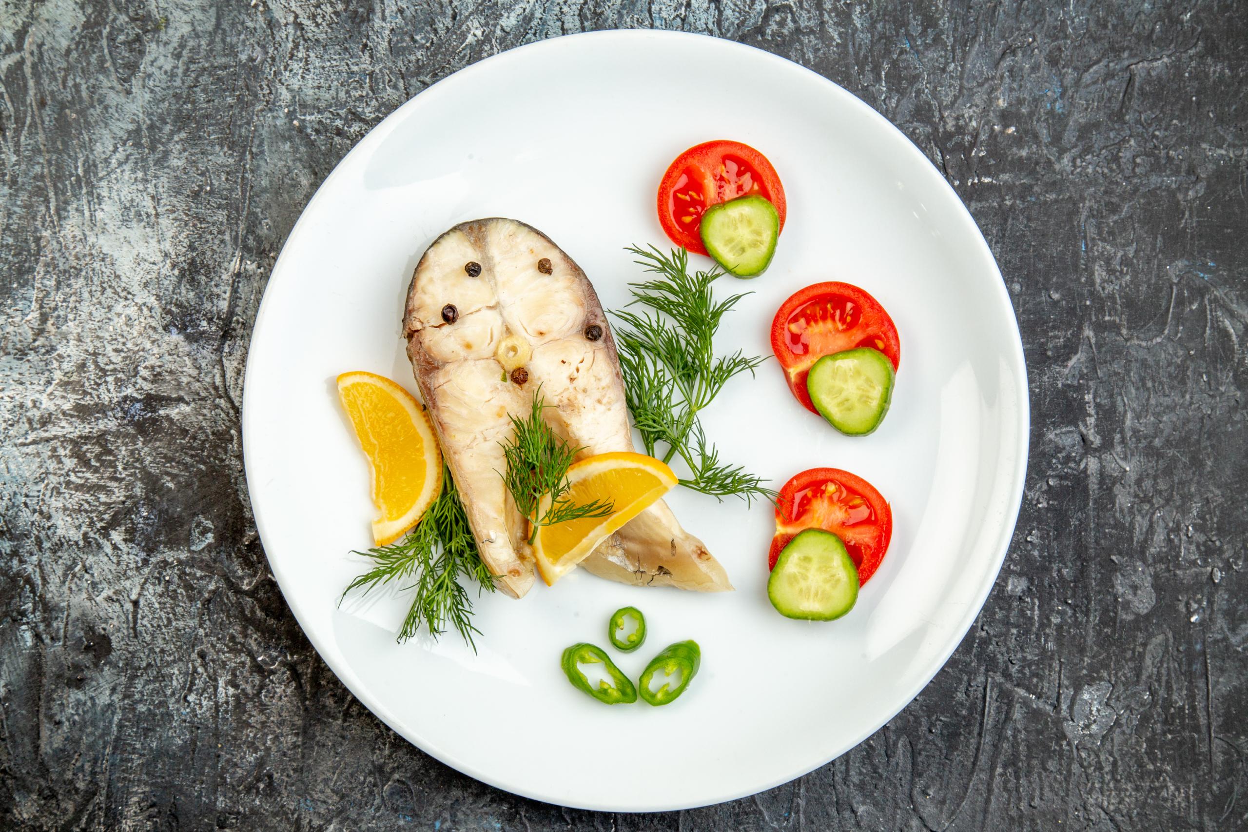 Путин поручил правительству подготовить предложения по увеличению закупок рыбы для школьного питания