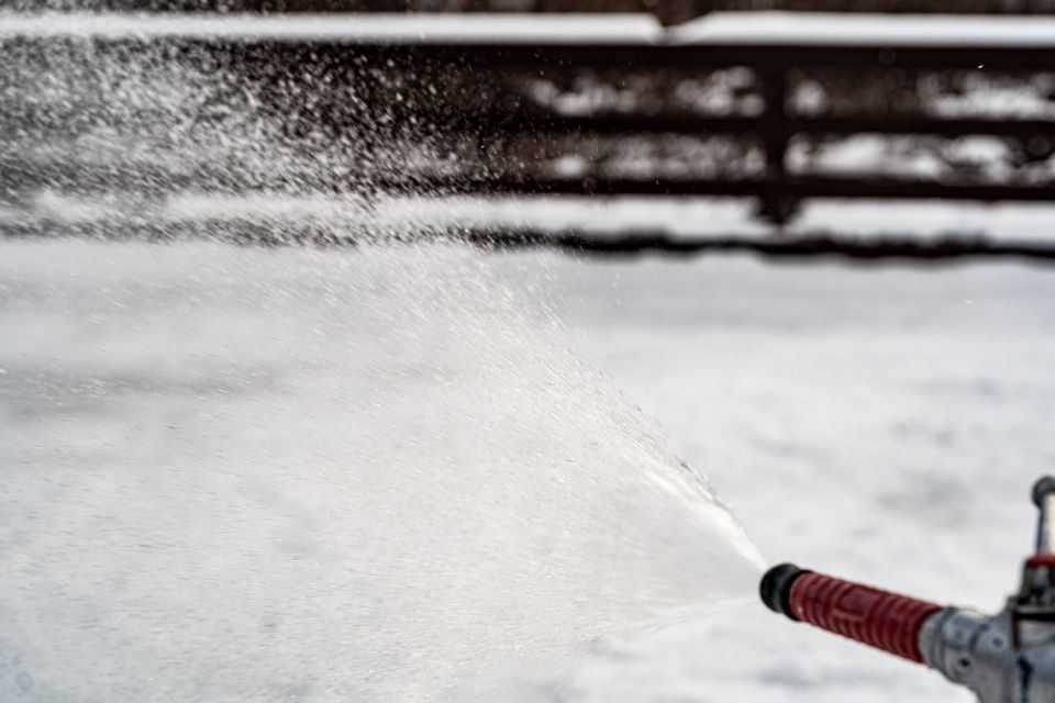 К заливке первого катка приступили в парке имени Юрия Гагарина