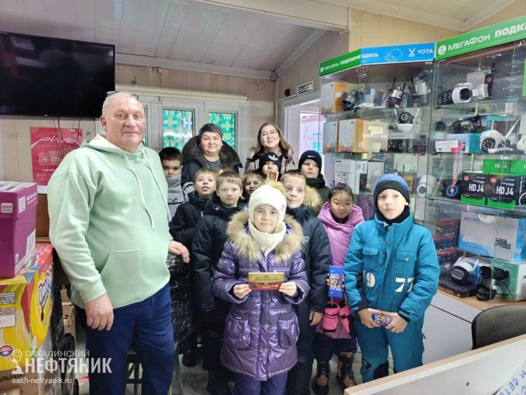 Предновогодняя акция «Подарок солдату» завершилась еще в одной школе Охи