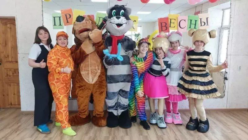 Герои без плащей: кто на Сахалине бесплатно лечит смехом и колет дрова старикам