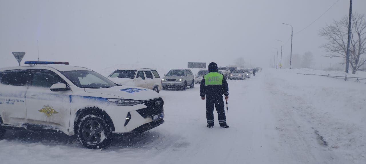 В связи с возникновением неблагоприятных метеорологических явлений, метелью, сильным порывистым ветром, ограниченной видимостью до 20 метров с 07 часов 5 декабря 2025 года на участках автомобильных...