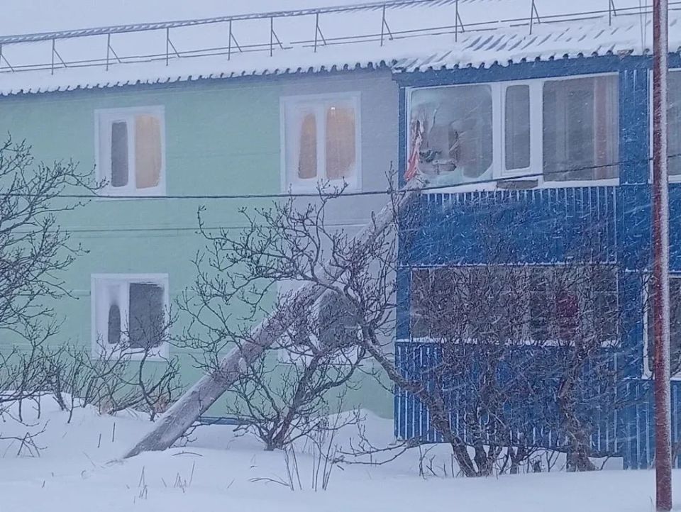 Ураган обрушился на Северо-Курильск: повреждены дома и линии электропередачи
