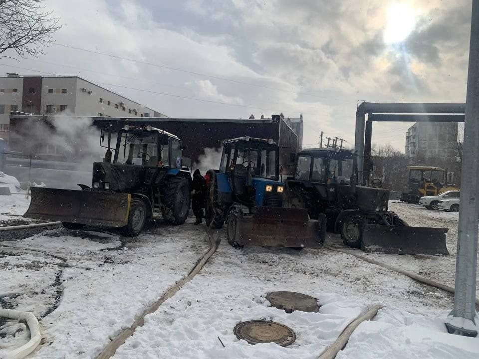 В Южно-Сахалинске устраняют мощный порыв на теплотрассе