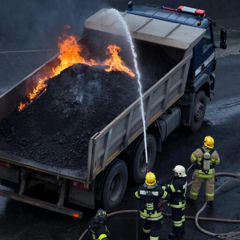 Уголь загорелся в кузове грузового автомобиля