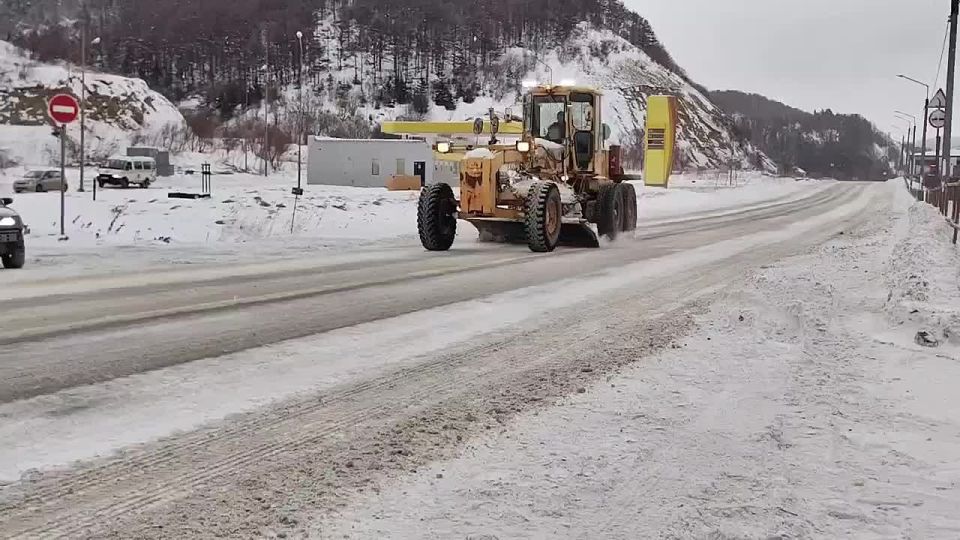 В южных районах Сахалина перешли на зимнее содержание дорог