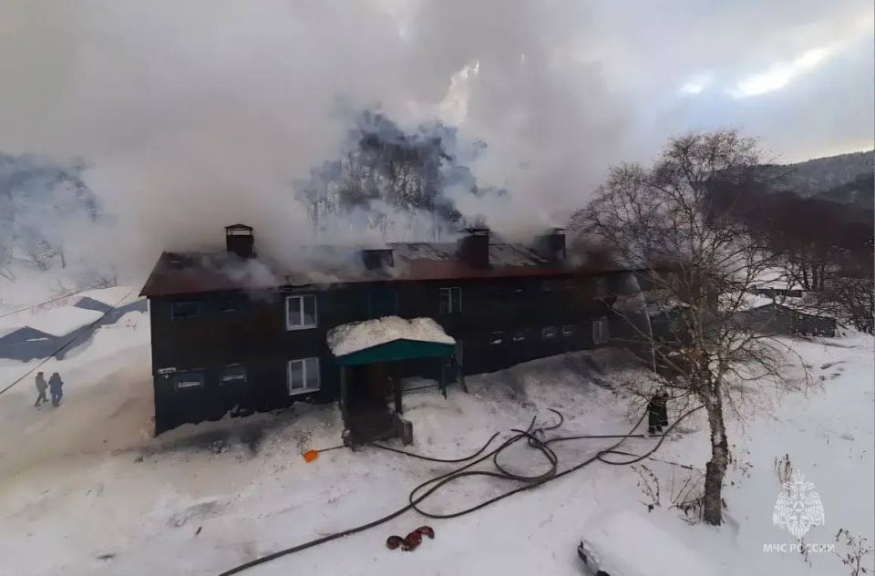 Огнеборцы потушили пожар расселенного дома в селе Арково