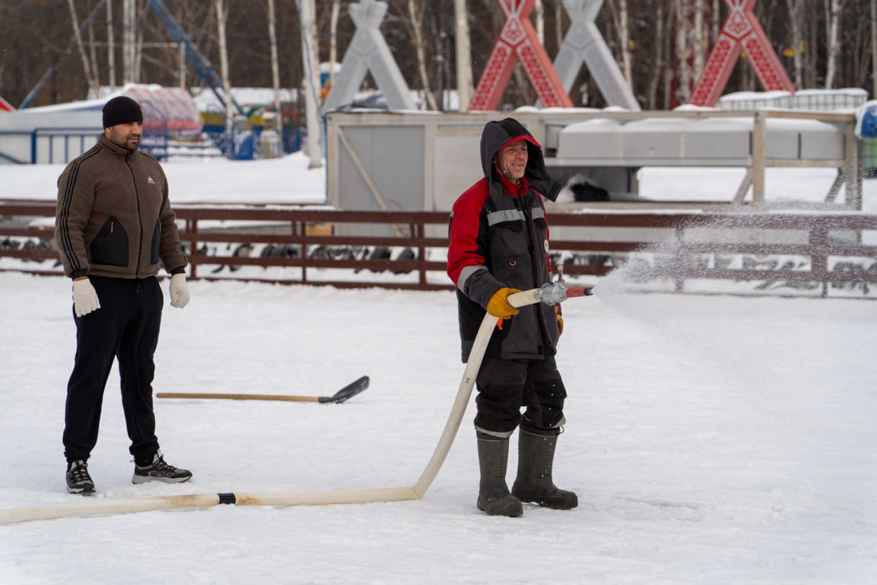 Каток с айс-матами готовится к открытию в парке Южно-Сахалинска