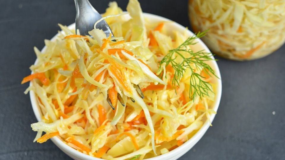 Как быстро приготовить хрустящую квашеную капусту: эффектный рецепт за один день