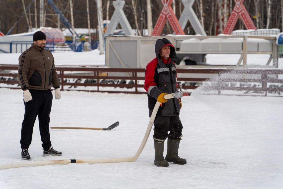 В Южно-Сахалинске начали заливку катка в парке имени Гагарина