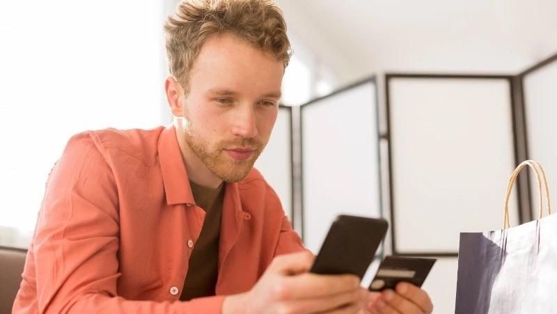 Спасибо, выручил: три месяца невельчанин гасил микрокредиты, взломав счет коллеги