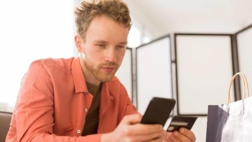 Спасибо, выручил: три месяца невельчанин гасил микрокредиты, взломав счет коллеги