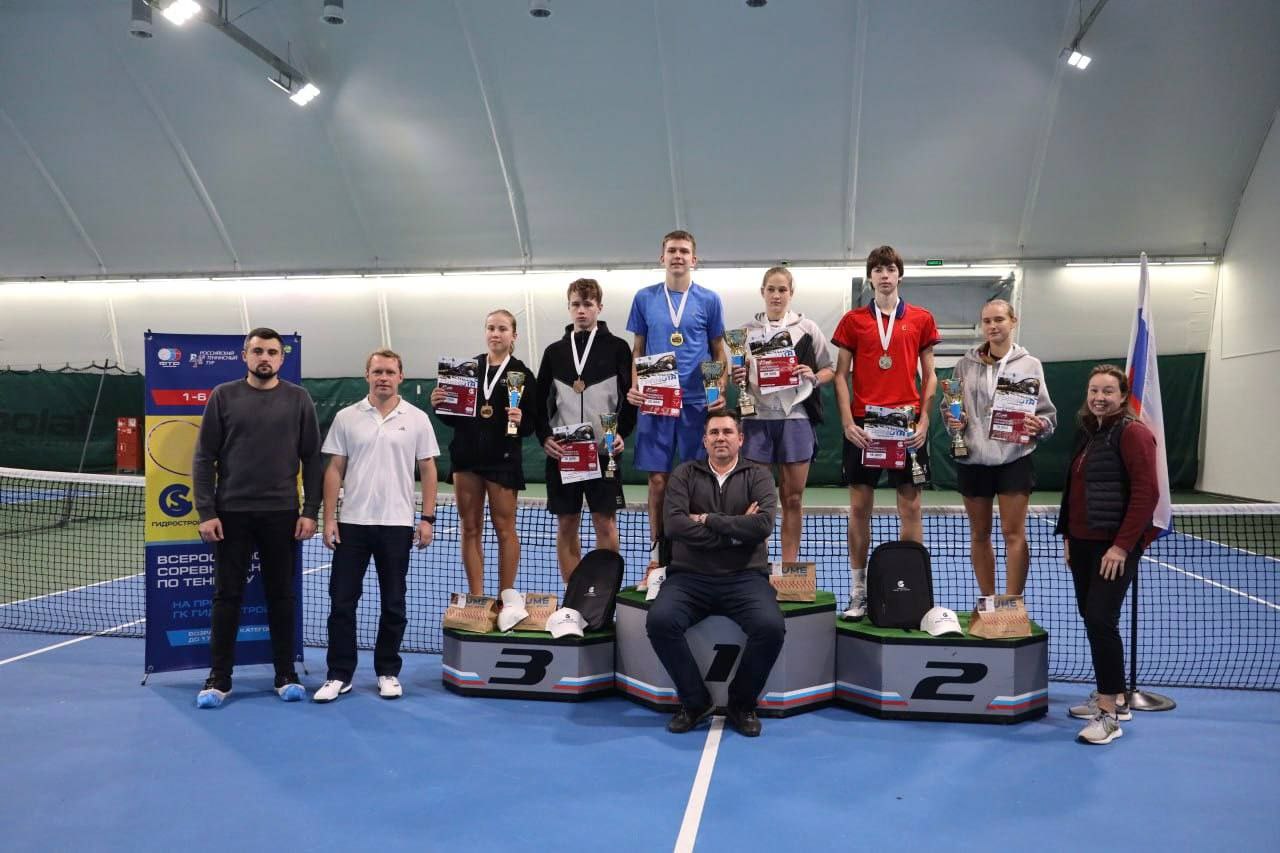 На Сахалине определили сильнейших теннисистов