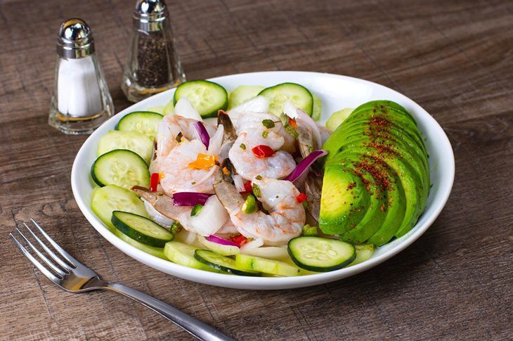 Авокадо с огурцом заряжают иммунитет как батарейку: шефы делятся рецептом витаминного салата