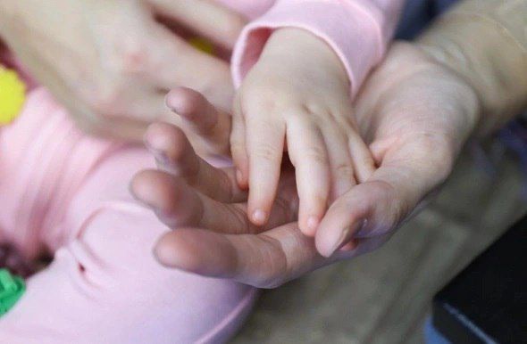 Сахалинским семьям компенсируют часть затрат на услуги няни