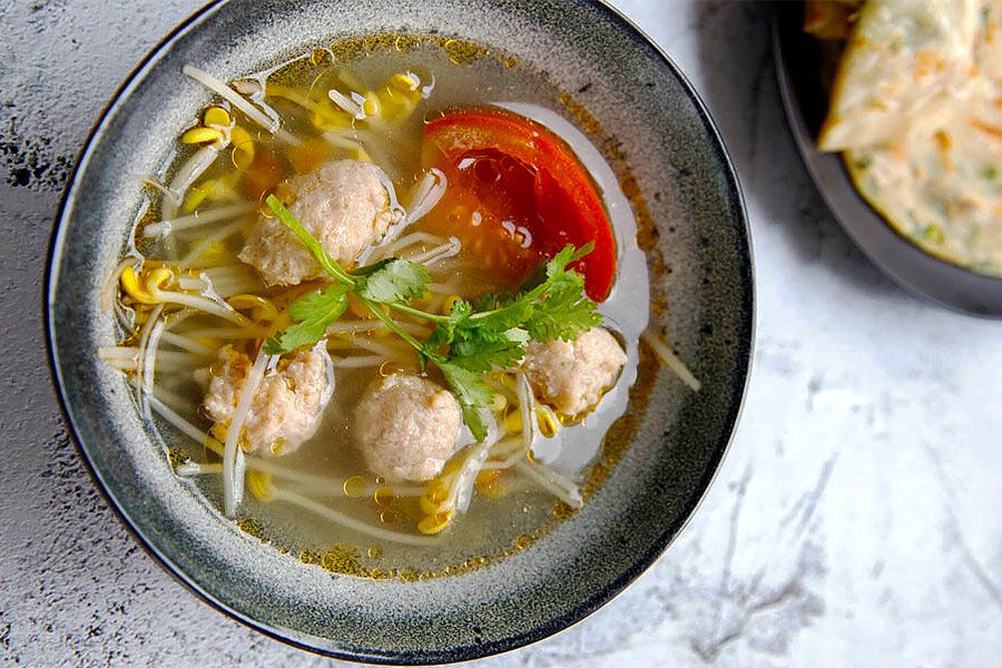 Суп с фрикадельками и ростками бобов