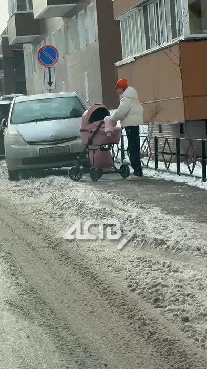 Девушка с коляской не смогла пройти по тротуару в Южно-Сахалинске из-за стоящих машин
