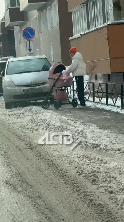 Девушка с коляской не смогла пройти по тротуару в Южно-Сахалинске из-за стоящих машин