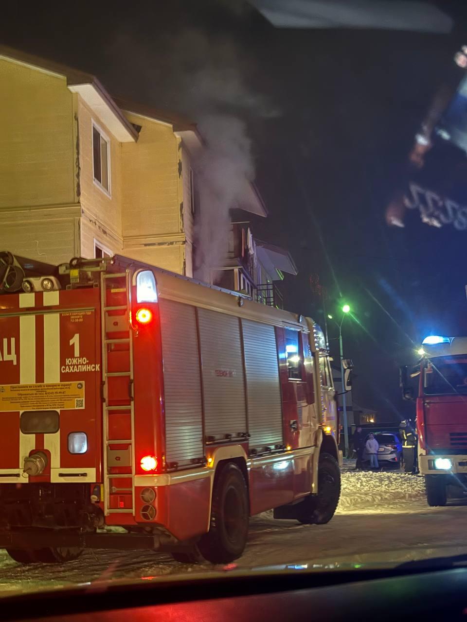 В Южно-Сахалинске загорелась квартира в жилом доме В Южно-Сахалинске загорелась квартира в жилом доме