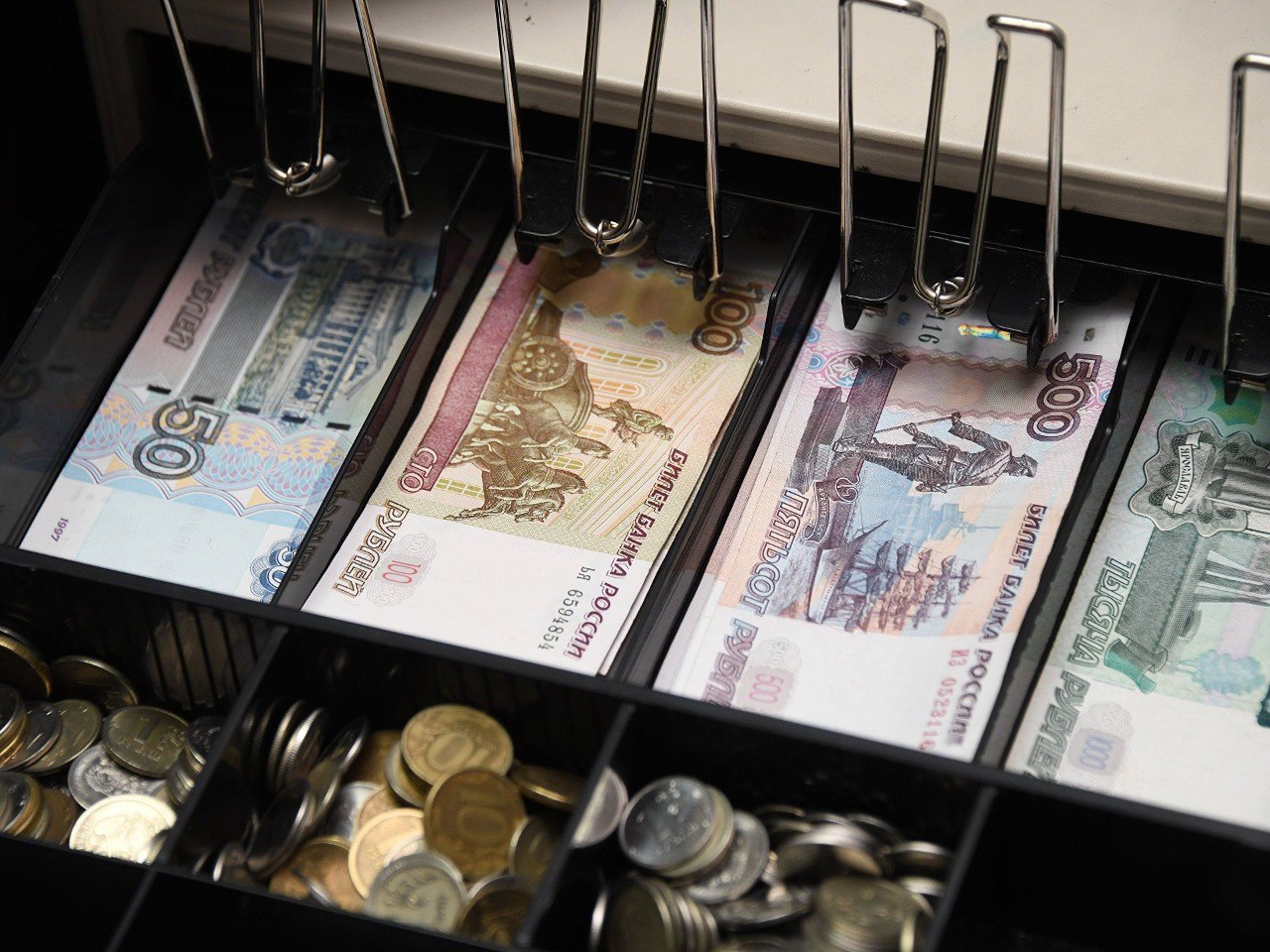 В Южно-Сахалинске мужчина днём вскрыл кассу в магазине и забрал деньги