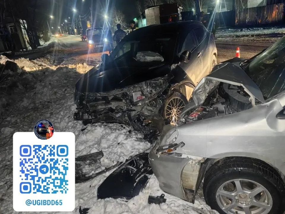 в Долинском районе. 6 декабря в 18:52 на 6 км автодороги «Долинск-Быков» 24-летняя водитель «Toyota Nadia», нарушив правила расположения на дороге, столкнулась с «Honda Vezel»