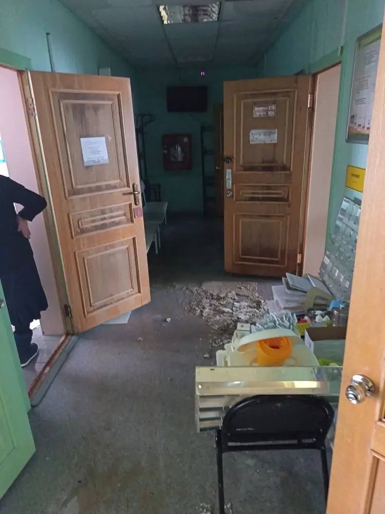 Лужи на полу и осыпавшийся потолок - так выглядят некоторые помещения больницы Северо-Курильска после порыва тепловых коммуникаций Лужи на полу и осыпавшийся потолок - так выглядят некоторые помещения больницы Северо-Курильска после порыва тепловых коммуникаций