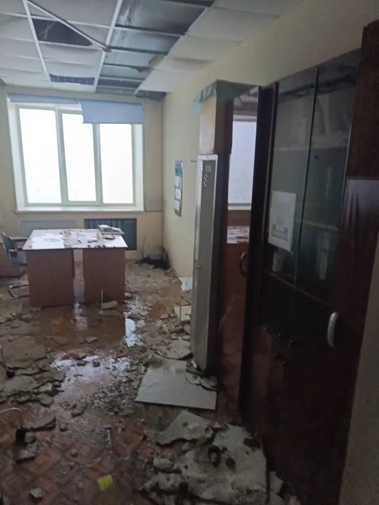 Лужи на полу и осыпавшийся потолок - так выглядят некоторые помещения больницы Северо-Курильска после порыва тепловых коммуникаций Лужи на полу и осыпавшийся потолок - так выглядят некоторые помещения больницы Северо-Курильска после порыва тепловых коммуникаций