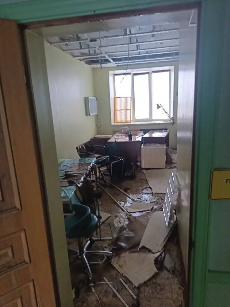Лужи на полу и осыпавшийся потолок - так выглядят некоторые помещения больницы Северо-Курильска после порыва тепловых коммуникаций Лужи на полу и осыпавшийся потолок - так выглядят некоторые помещения больницы Северо-Курильска после порыва тепловых коммуникаций