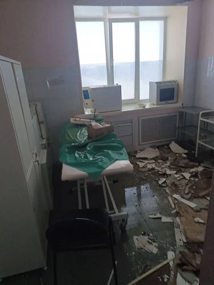 Лужи на полу и осыпавшийся потолок - так выглядят некоторые помещения больницы Северо-Курильска после порыва тепловых коммуникаций Лужи на полу и осыпавшийся потолок - так выглядят некоторые помещения больницы Северо-Курильска после порыва тепловых коммуникаций