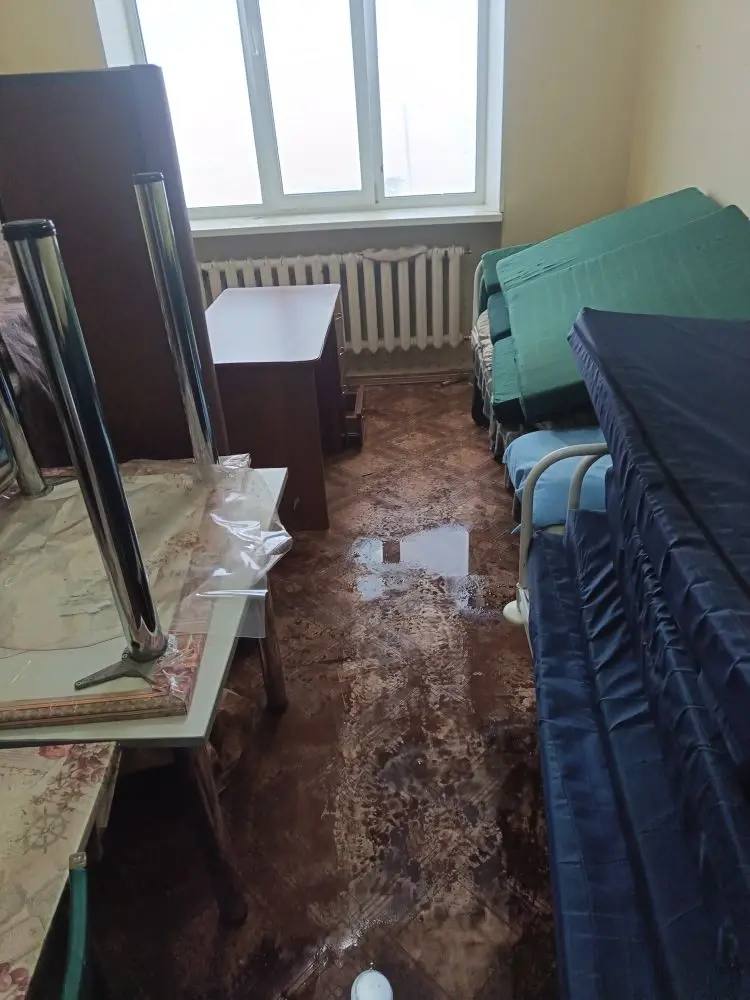 Лужи на полу и осыпавшийся потолок - так выглядят некоторые помещения больницы Северо-Курильска после порыва тепловых коммуникаций
