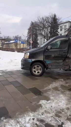 Две иномарки столкнулись в центре Южно-Сахалинска